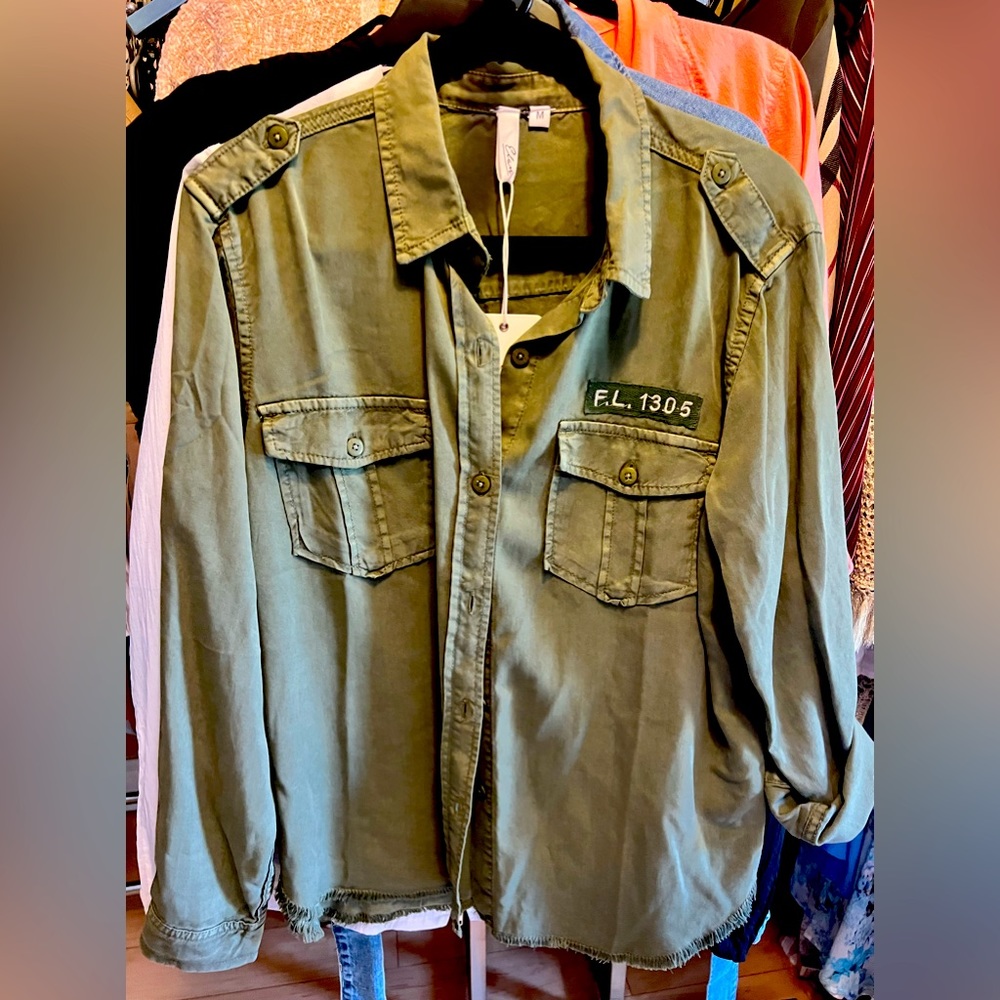 Elan top in army green size Medium